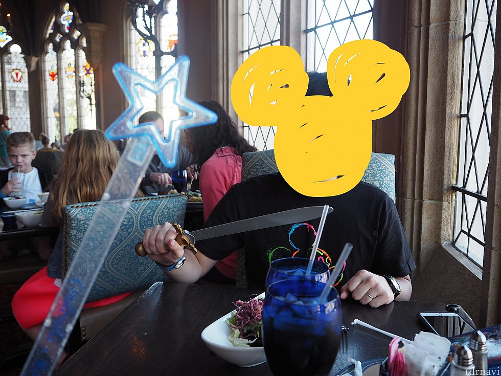 席に着くとしばらくしてウェイターから魔法のステッキと剣を貰えました。何も言わずにニコニコしながらくれたので???でしたが、おそらく本来は子ども用だけど、外国人観光客には特別なのでしょう?
途中でこれらを使ってビビディバビディブー!とやる時間があります。