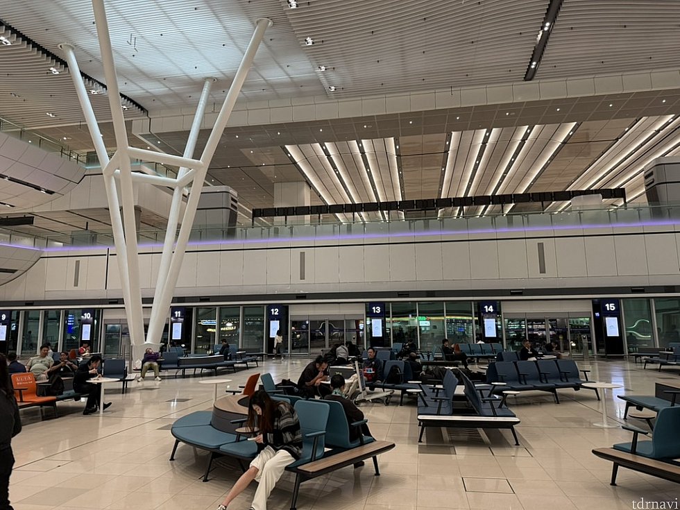 ターミナル2のバス乗り場<br>
広くて座る場所にも困りません