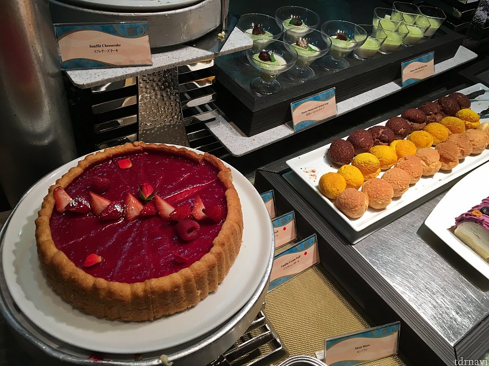 ホールのチェリーパイやケーキ。