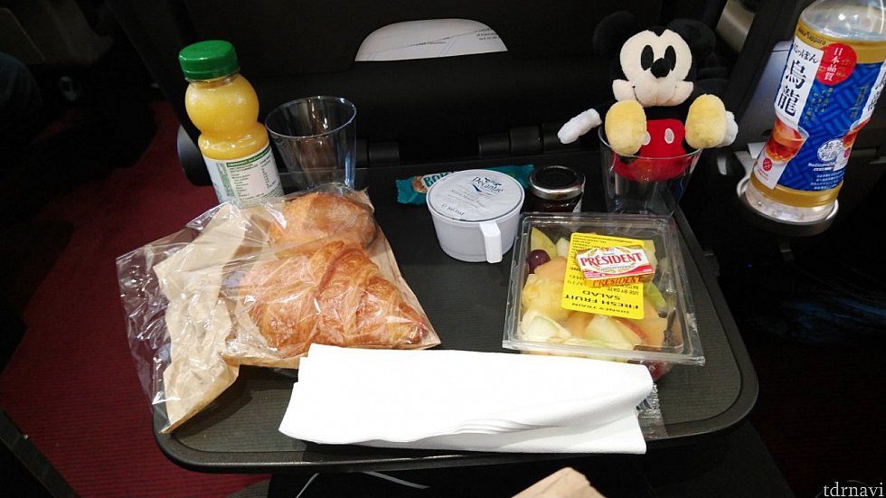 うーん、朝ご飯イマイチ。
飛行機みたいに、温かいコーヒーと紅茶を配ってくれました。