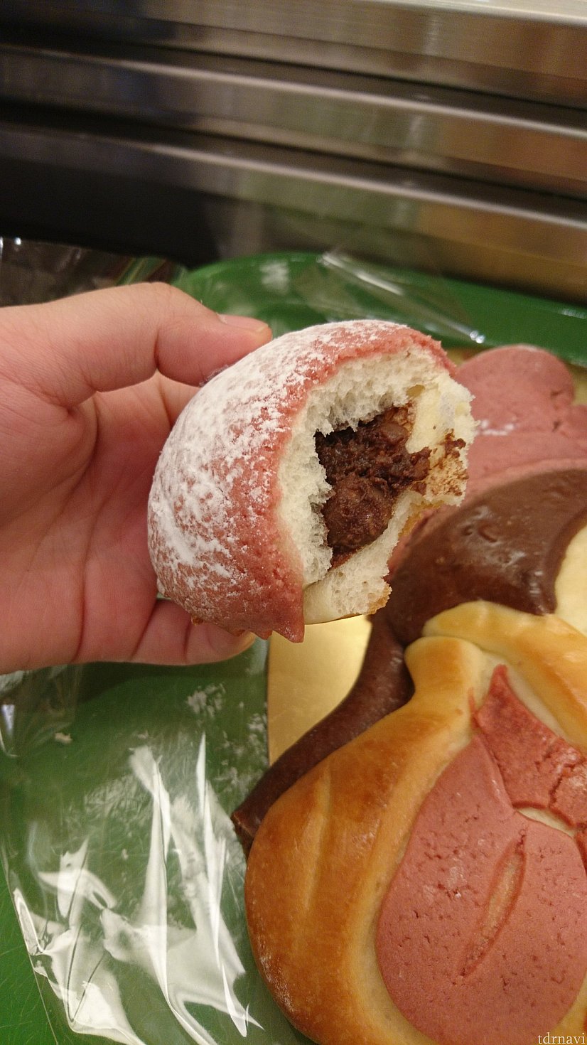 見た目はあんこですが中身はチョコクリーム&マカダミアナッツでした!