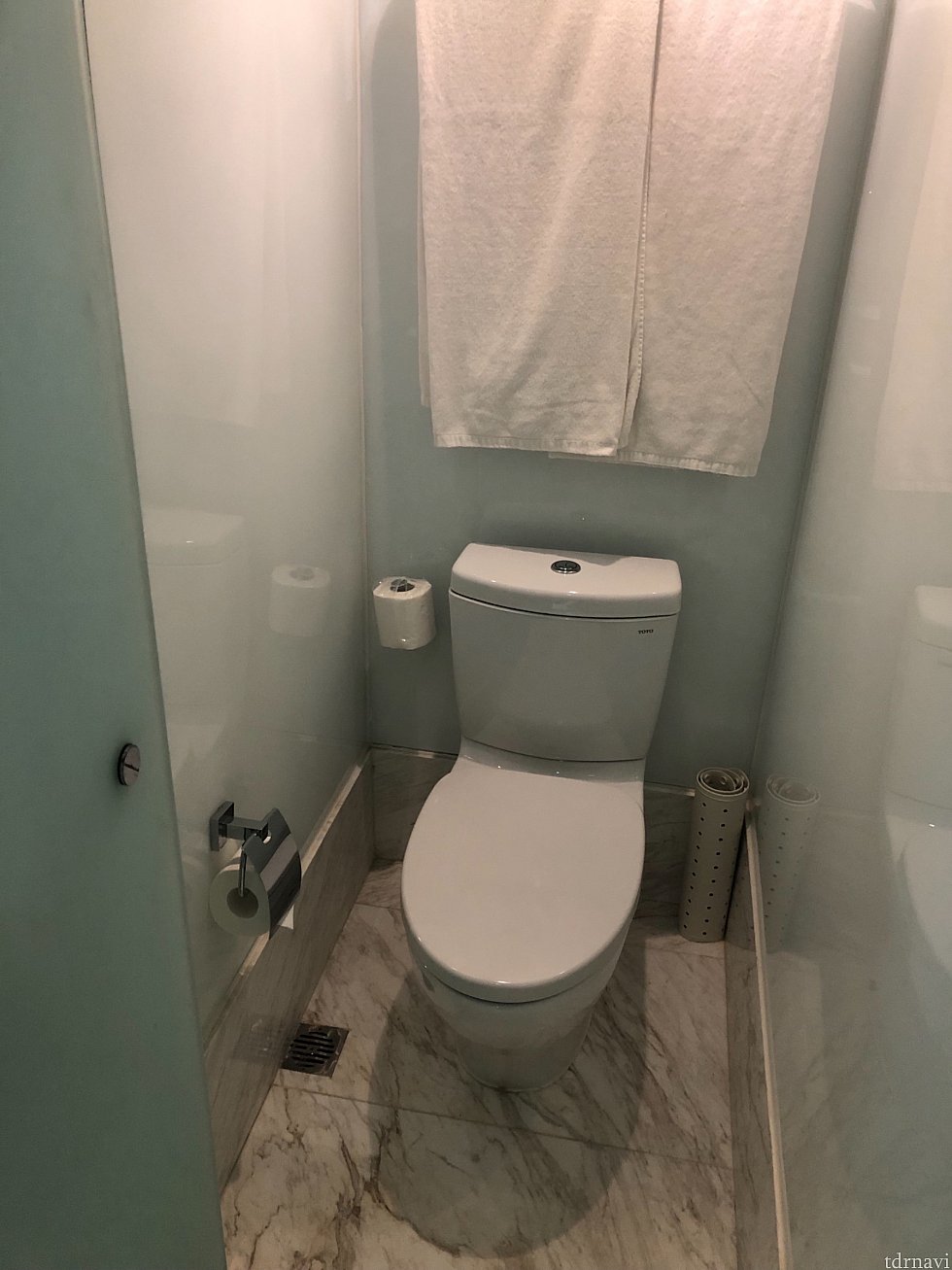 トイレとシャワーが別なのが嬉しい。でもバスタオルがトイレの上に(笑)