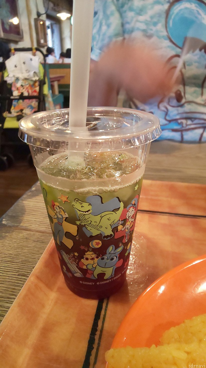 スペシャルドリンクは下にゼリーとタピオカが沈んでいます。
