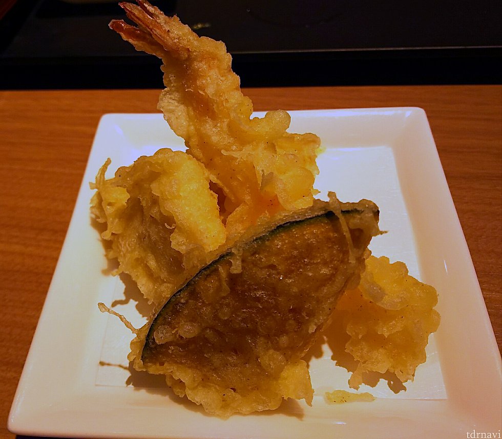 前回、満腹で食べれなかった天ぷら。
特に数の子は初めて。弾力がある子持ちシシャモを想像していただけると。
天ぷらは天丼にも出来るようでした。
