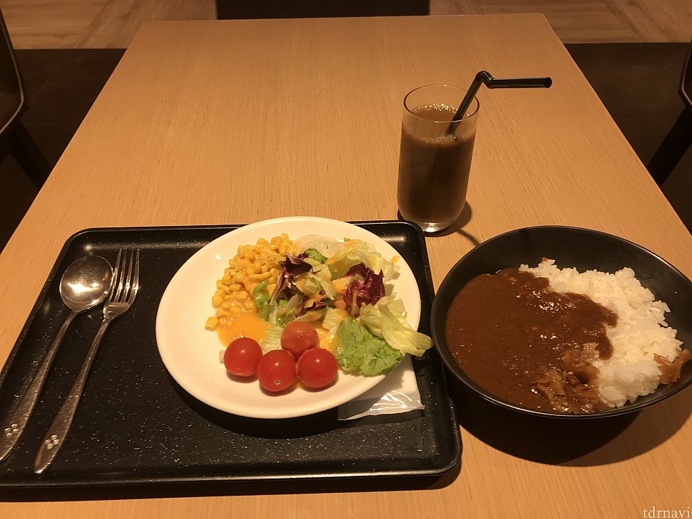 ラウンジでの食事。カレーは絶品です!