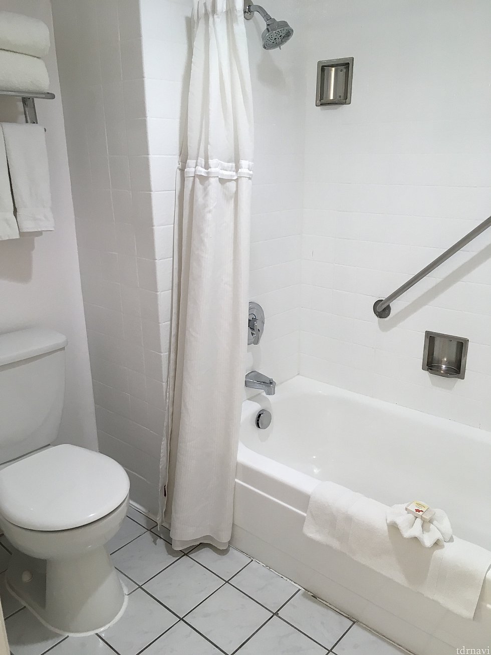 トイレとバスルームは一緒です。シャワーは固定式なので、慣れないと使いづらいです。