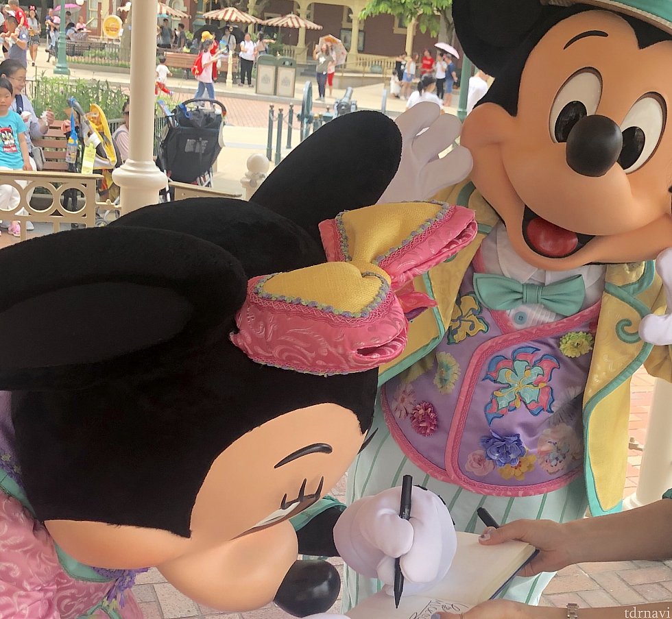 可愛い〜♡
サインを書いてもらってるところも写真に撮ってくれたりします😍