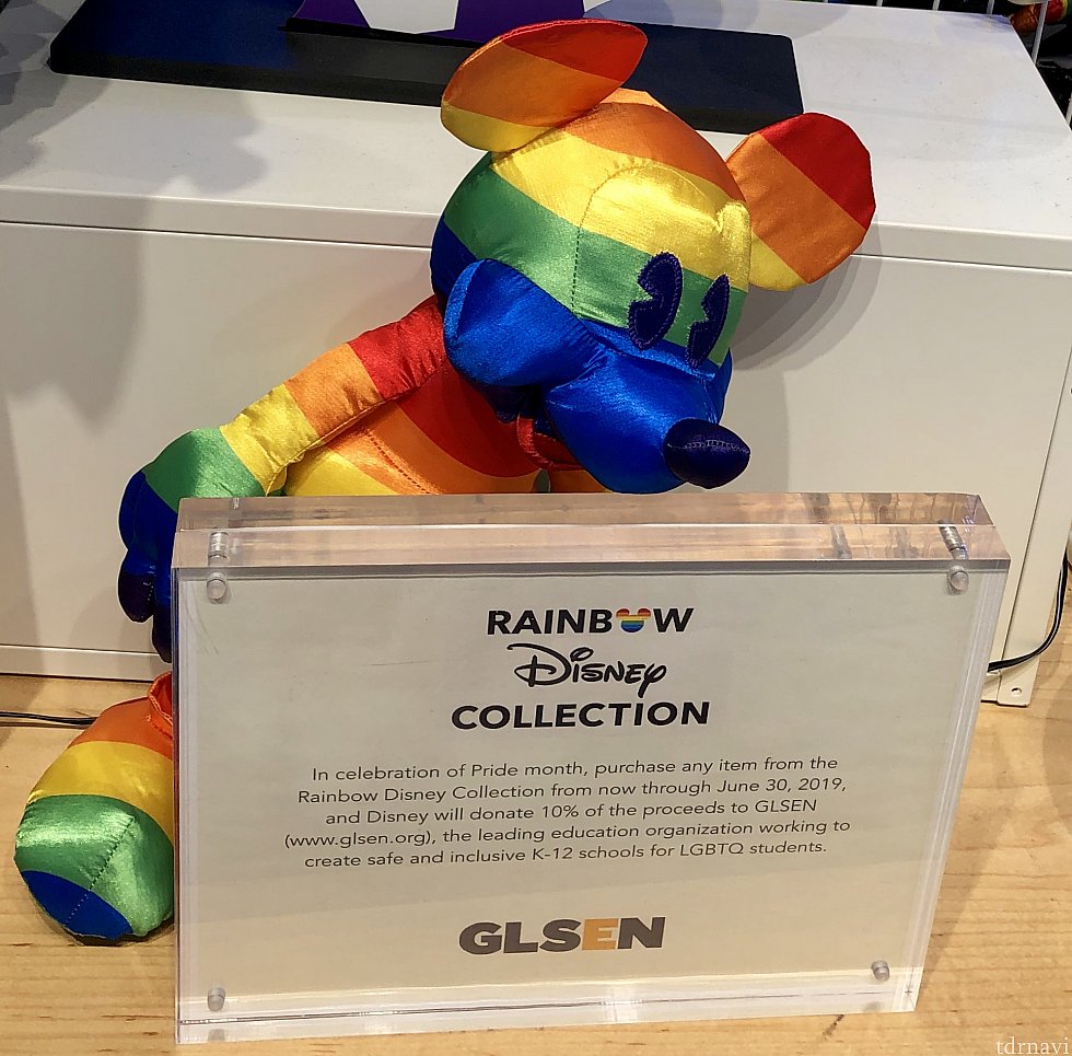 「プライド(LGBTQ)月間のお祝いとして、2019年6月30日までにレインボーディズニーコレクションを購入されると、その内の10%の売り上げが、GLSEN教育機関に寄付されます。」GLSENは学校に通うLGBTQの子供達を援助する協会のようです。