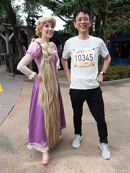 ファンタジーランドでラプンツェルと写真を撮りました。