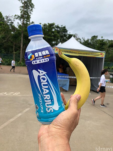 バナナとスポーツドリンクももらえます。
朝ごはんを食べていなかったので、あっという間に平らげてしまいました。