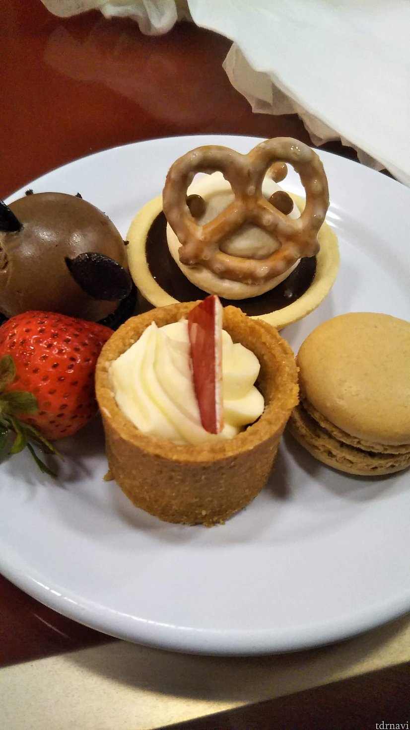 最後はデザート。甘い~。
満腹になって、レストランを出ます。
ダイニングパッケージですが、チップは別払いで必要です。
ちなみに、レストランを出る時点ではおそらくバッグはまだ持っていました。