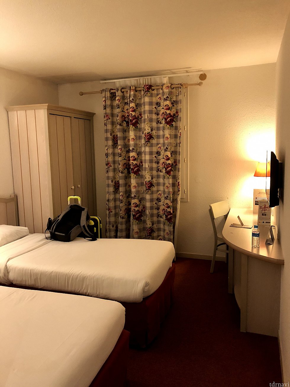 今回はツインのお部屋でした。
3Fだったのでちょっと遠く感じましたが、まぁ格安ですので…