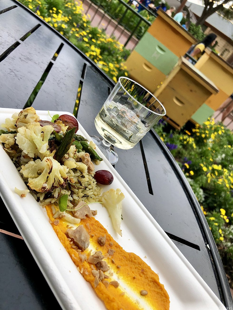 カリフラワーやワイルドライス&ナッツ系が入ったとっても珍しい料理。なんと表現して良いのかもわかりませんが、カリカリの食感と、繊細な味付けのお料理。塩っぱい系ですが、同時にハチミツも活躍していると言う…ヘルシーで美味しかったですよ!そしてハチミツワイン。甘かったけどアルコールの強いデザートワインでした。