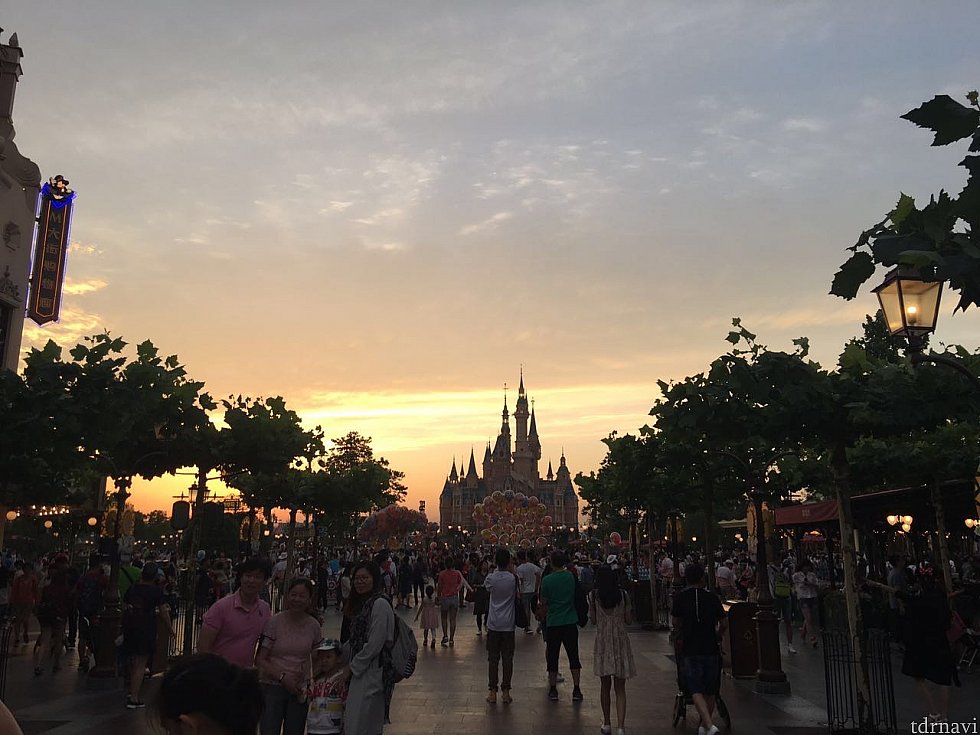 18時半の入園でしたが夕焼けが綺麗でした。