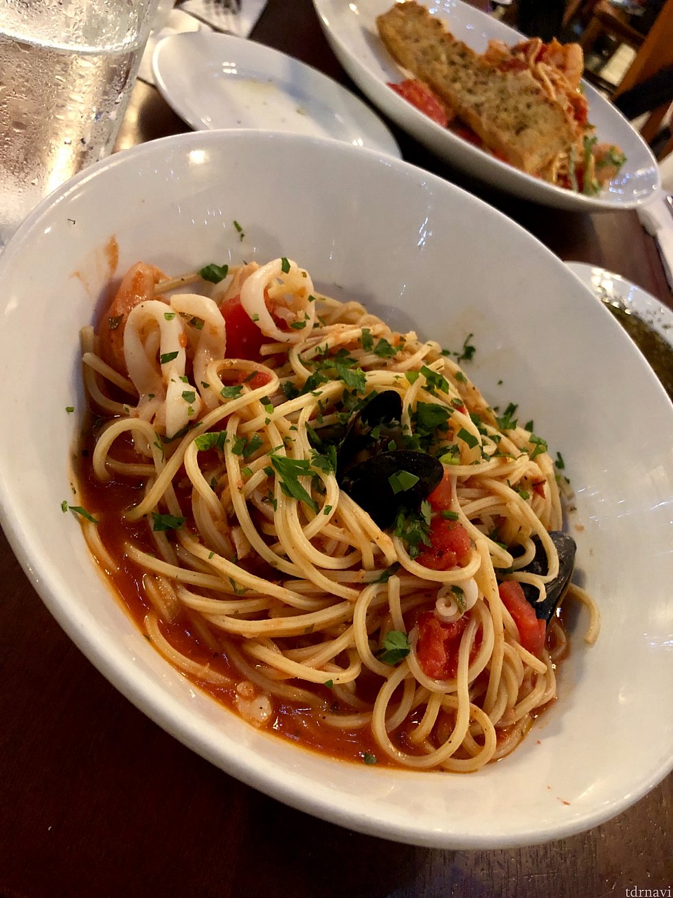 僕の注文したSeafood Chioppino. シーフード盛沢山のピリッとしたトマトソースパスタ。とても美味しかったです。線が入った面白いパスタは食べる感触がユニークでもありました。