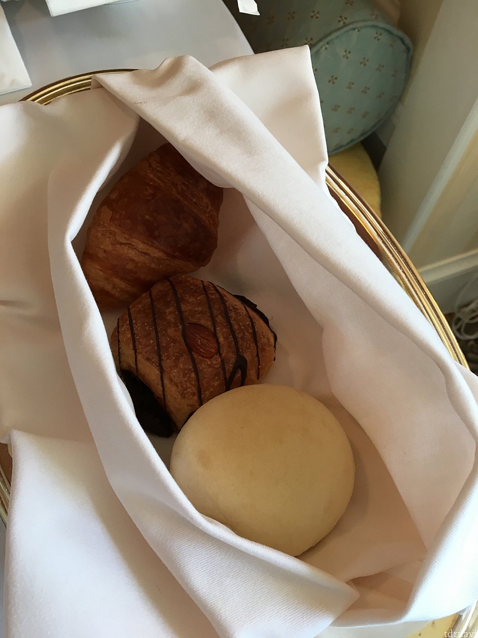 パン三種。上からクロワッサン、チョコデニッシュ、豆乳パン。