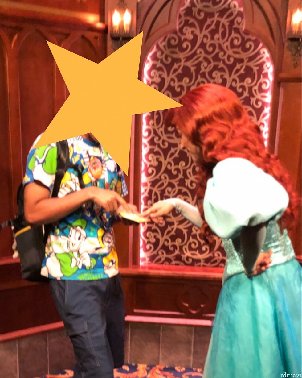 首からかけたチケットホルダーに書かれたTokyo Disneyの文字を見せてる時