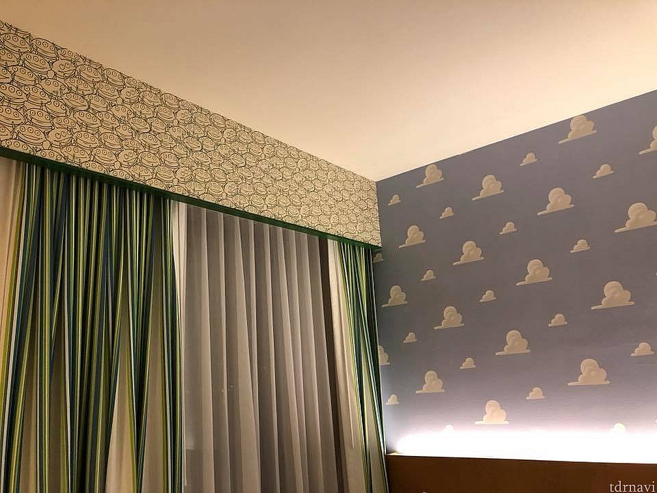 カーテンの上の壁をよーくみてください!リトルグリーンメン!