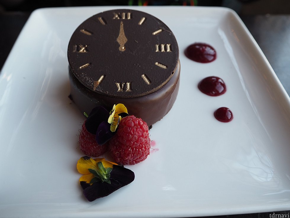 時計をモチーフにしたチョコケーキ
これもねっとり濃厚で美味しかったです!これは旦那も絶賛!
ベリーソースをつけて食べたらまた違う感じでぺろりでした!