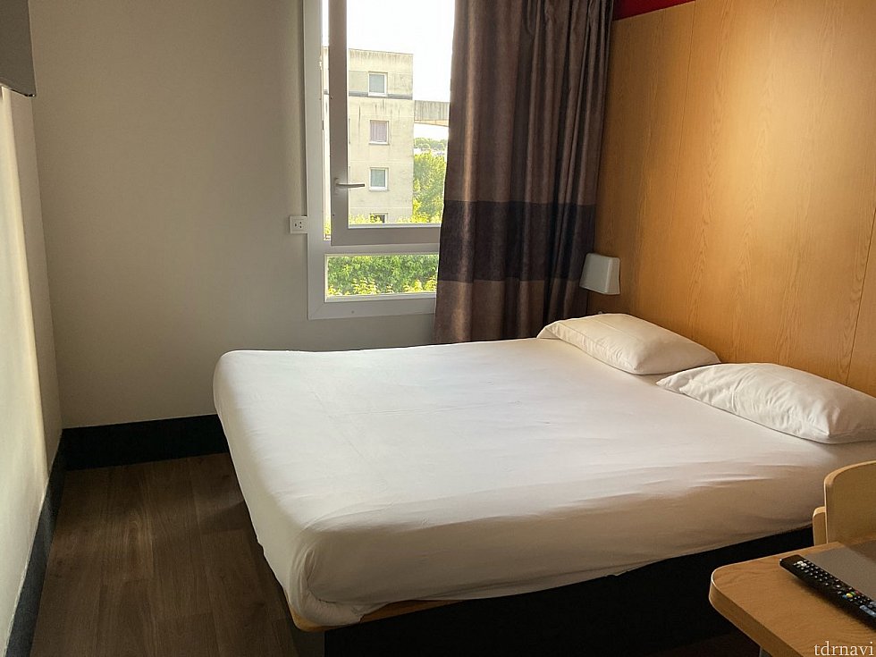 お部屋入口方向から。私が宿泊したのはダブルルーム