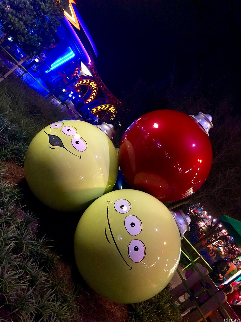 グリーンエイリアンのクリスマスツリーオーナメント。僕らはオモチャサイズになっているので、このオーナーメントは巨大です。