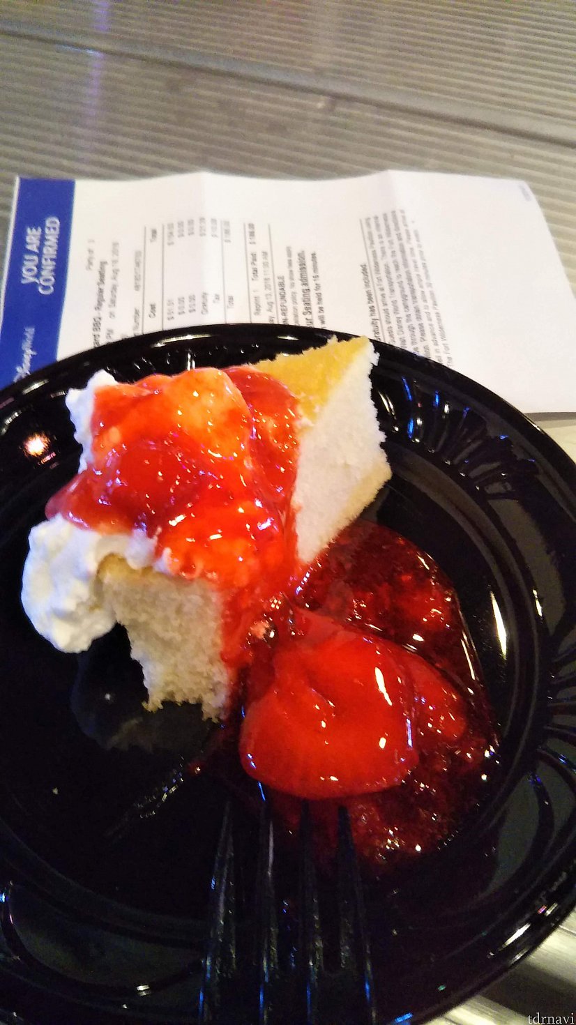 デザートはチーズケーキ。甘いけどおいしい!