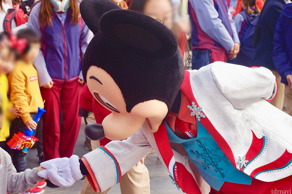 別の日(くもりの平日)少し左寄りのセンターから1回目を鑑賞。
キッズと握手♡
