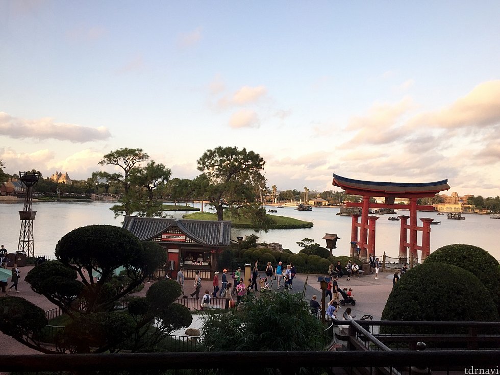 日本館の東京ダイニングからの夕景。Dapper達が沢山通り過ぎていました。本当にかなりの人数のDapperが参加しているのがよく分かりました。Dapper Dayのレポートは如何だったでしょうか。不思議な一体感が生まれるとても面白い、オススメイベントです。