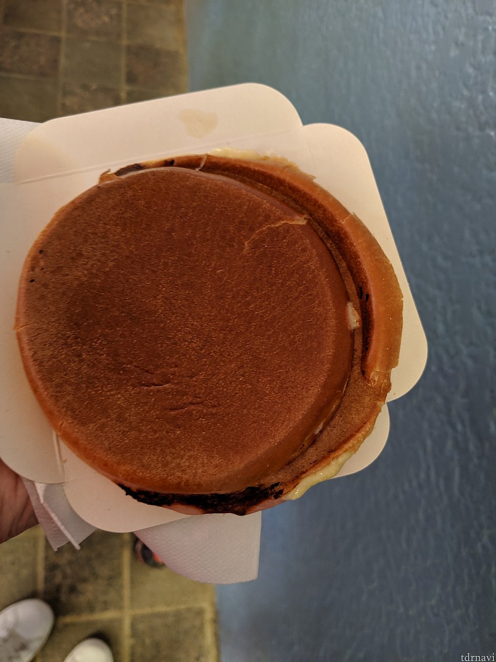 施設の前のワゴンで売っていたフード。
ハムチーズ入り表面はサクサク。その場で焼いてくれます。
美味しかったので並びながら食べるのにおすすめ。