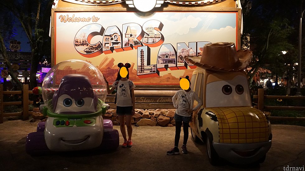 カーズランドの入り口にあるフォトスポットです。
昼間は混んでいますが、夜はそうでもないです。