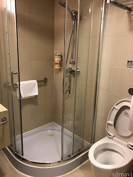 シャワールームです。シャワーとトイレには写真のようにスライド式の仕切りがありますので、シャワーの水でトイレやトイレットペーパーを水浸しにしてしまうことはありません。
ボディーシャンプーや足ふきマットは備え付けられています。