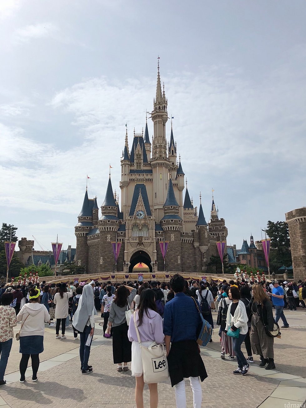 立ち見なので、マーチングバンドの姿は見えません。