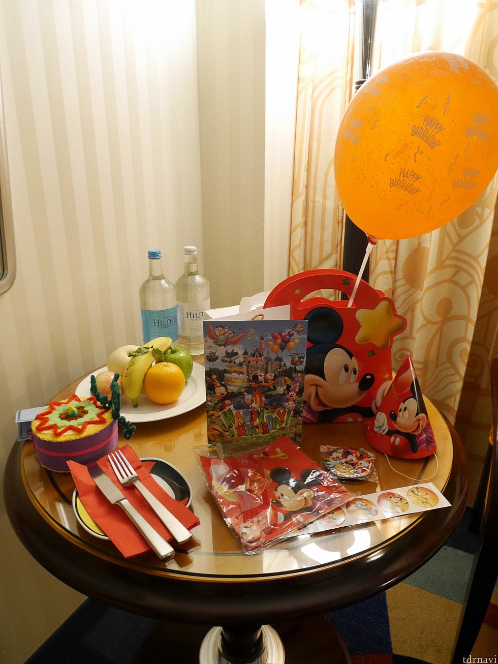 年パス使わずケーキを頼むと写真右にある風船やシール、三角帽子などもセットで付いてきます。