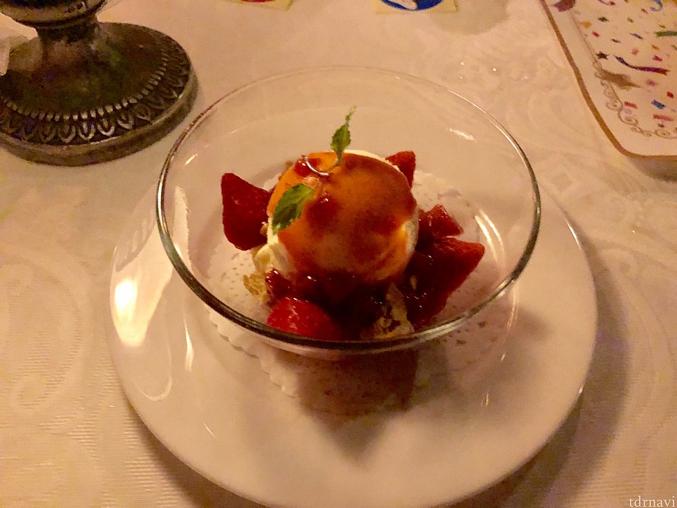 デザート
ストロベリーサンデー
になります。
暑いこの季節にはピッタリですね!