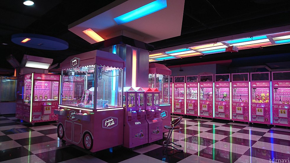 薄暗いゲームセンター。景品には中国感あふれるキャラクターぬいぐるみがたくさんありました。