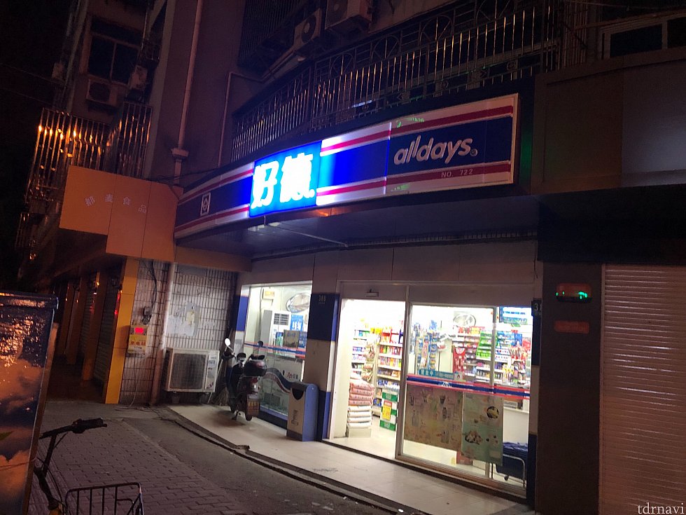 こちらはローソン、ホテル前の横断歩道渡ってすぐです。