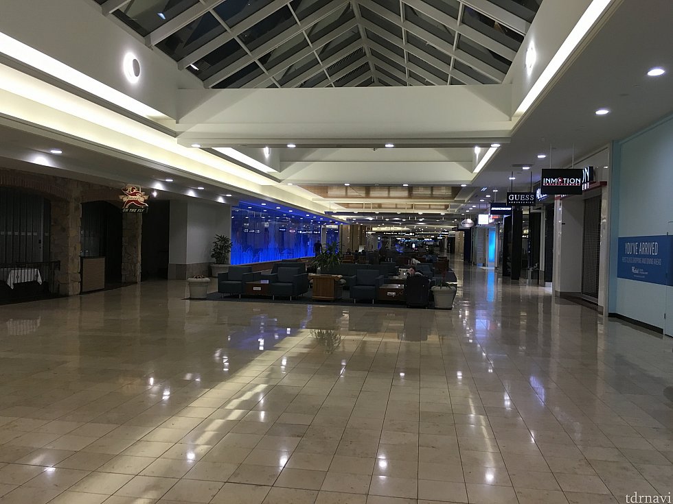 朝3時過ぎのオーランド国際空港のベンチ…そりゃまばら