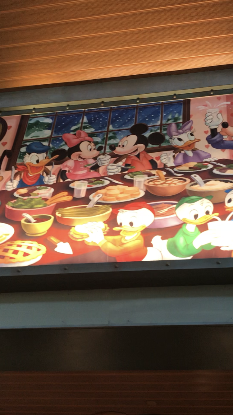 店に入ってすぐ上を見上げるとこんな感じのかわいい絵柄たくさんありましたずっと見える