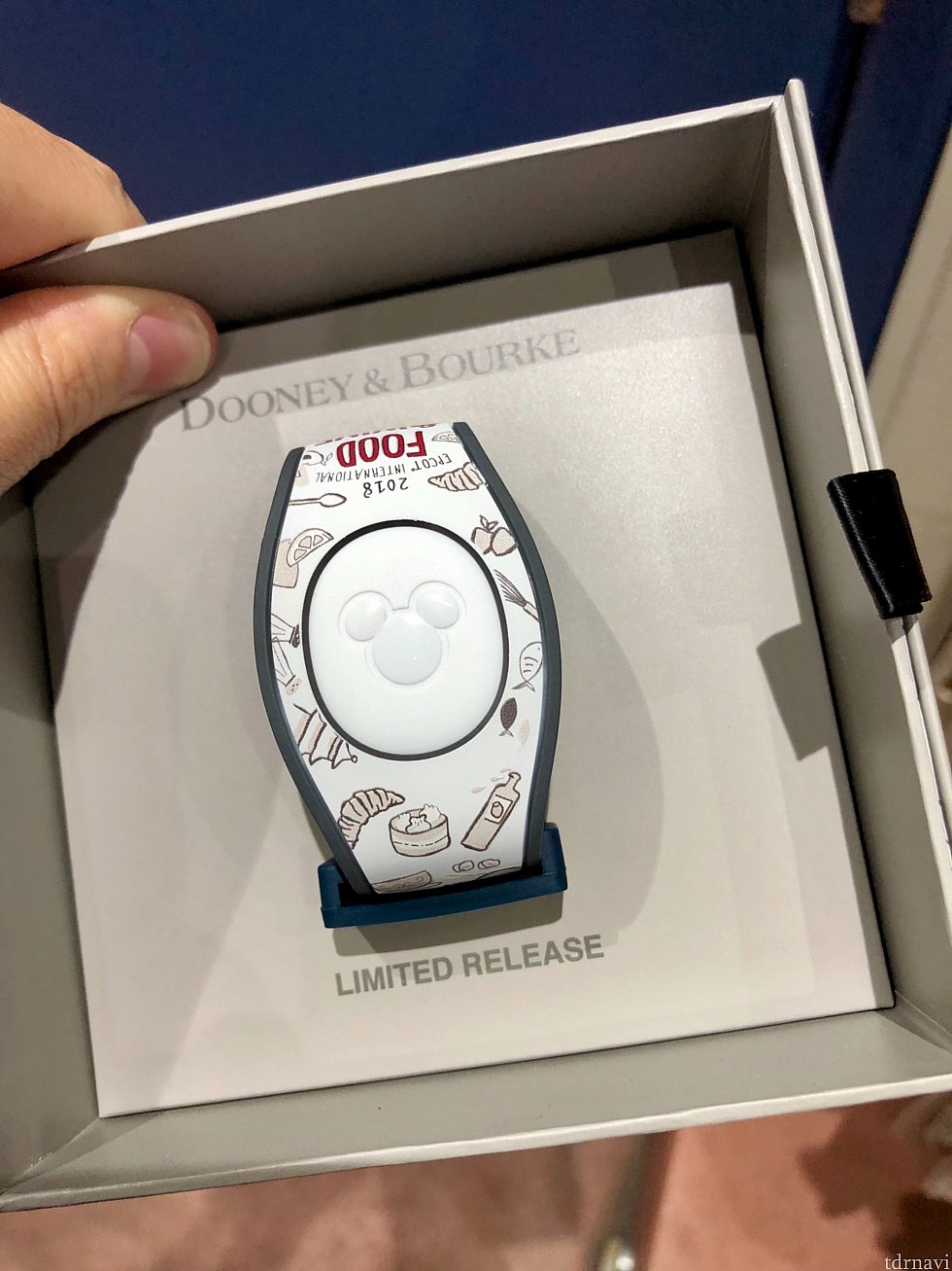 パスホルダー限定、そしてイベント限定のマジックバンドはDooney & Bourke のリミテッドエディション。写真には写っていませんが、ミッキーとミニーのイラスト入り。マジックバンドで白って珍しいかも!