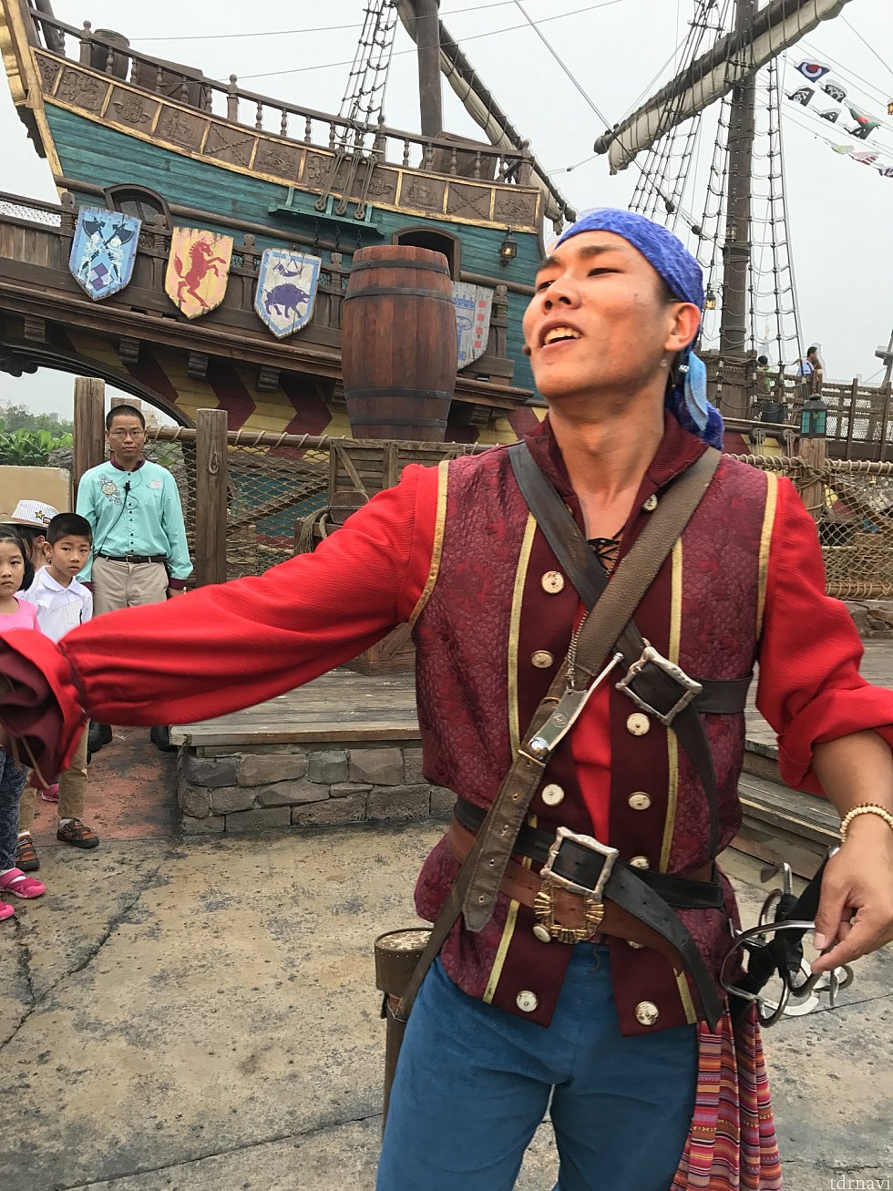 客いじりをする海賊のお兄さん