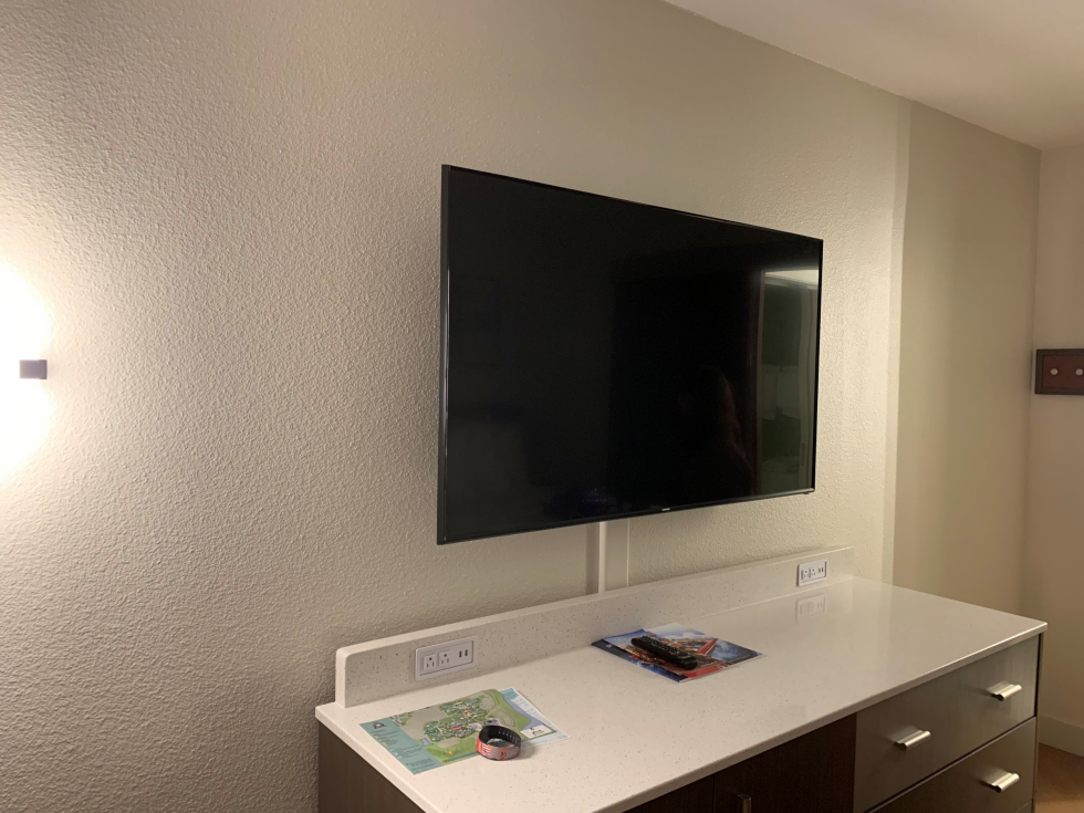 テレビも大型でデラックスクラスと同じ大きさで
壁掛けに!
さらにテレビ周りにコンセント+USB給電もあり
かなりの口数の充電設備になりました。
