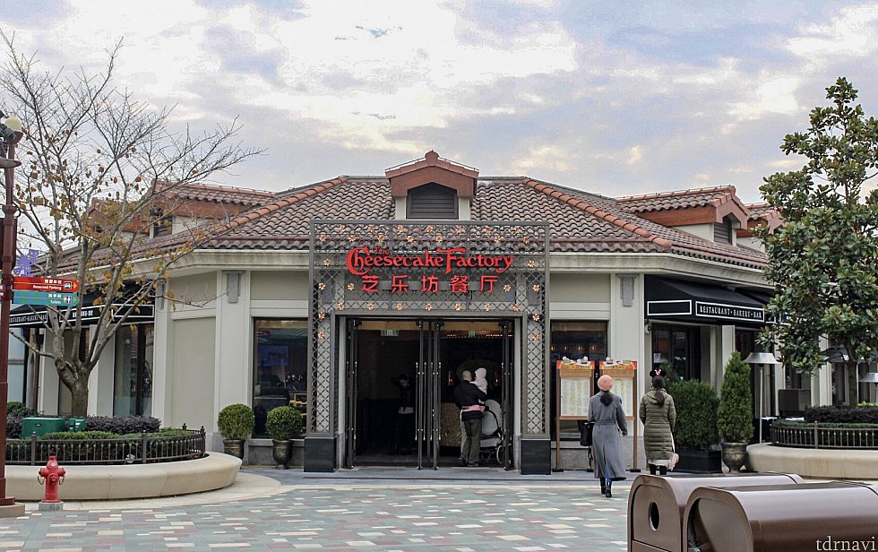 お店の正面入り口です。横にメニューがありますが、写真はなく中国語と英語表記です。