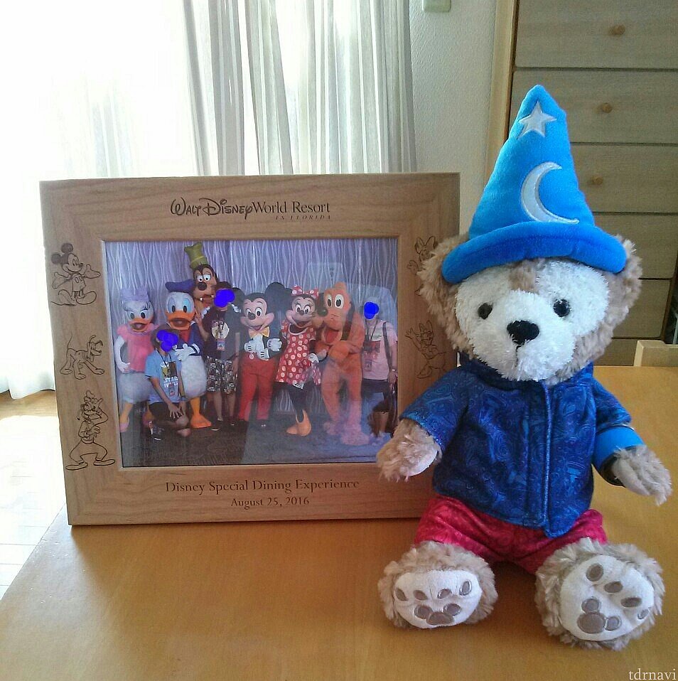 お土産にいただいた記念写真と写真立て。ずっしり重いです。