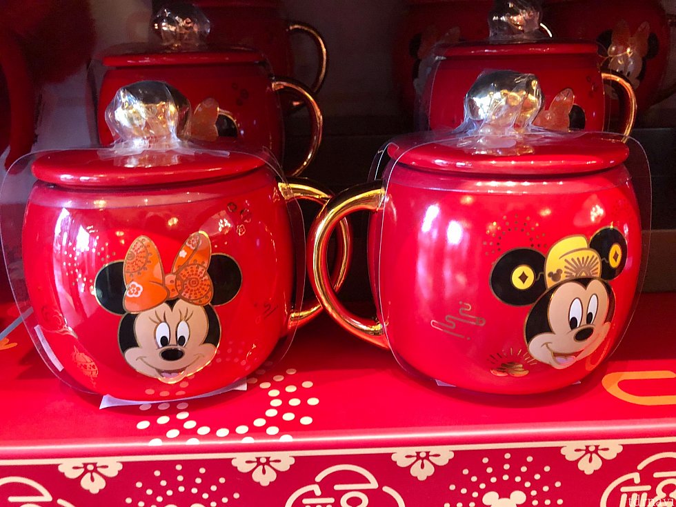 マグカップ 109元。蓋には金のブタさんが!