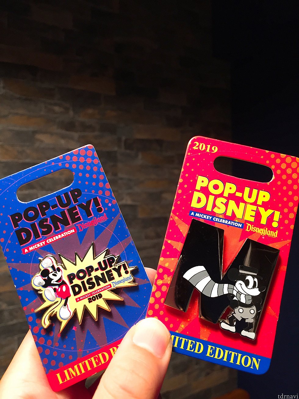 限定のピンです。右のMのピンは月替わりのデザインで全部集めるとMICKEYになります!