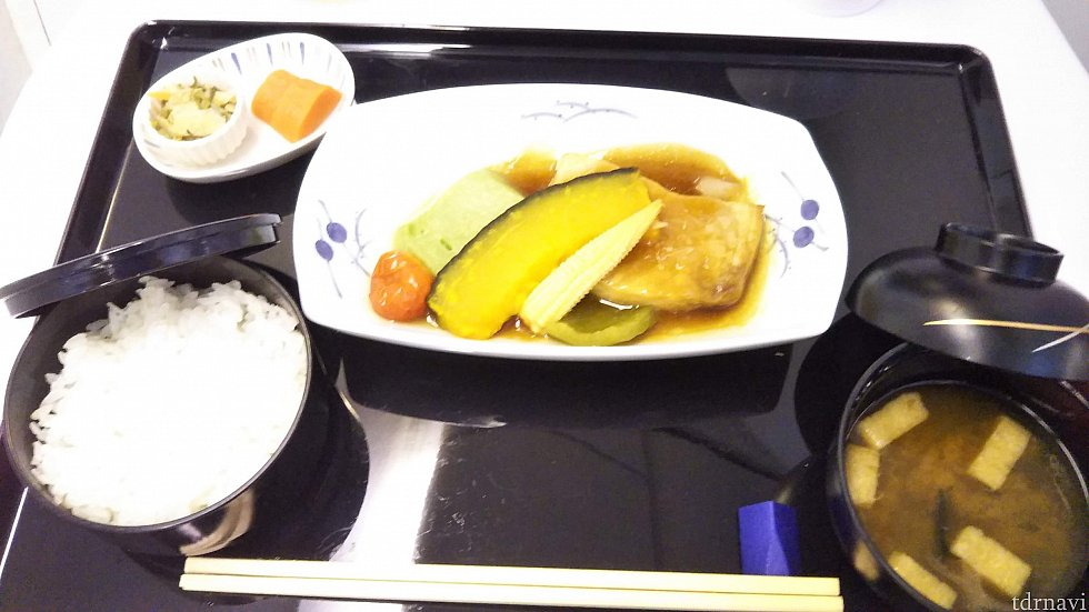メイン。お魚の煮物だから食べやすいけど、やっぱり食欲があまりないから野菜を中心に少しだけ食べる。
