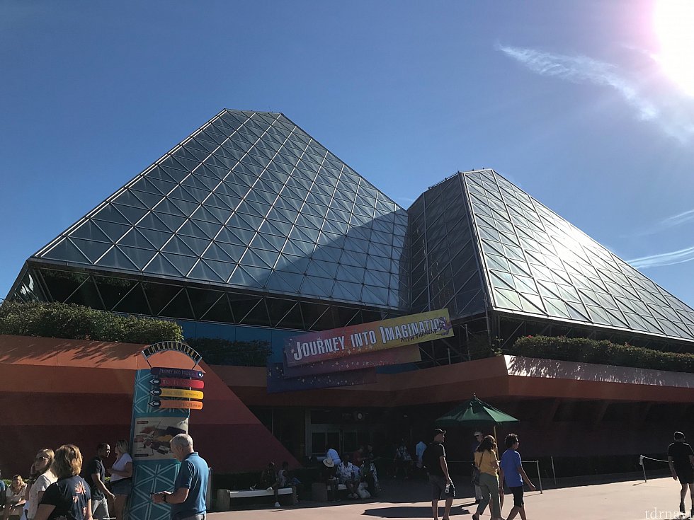 この建物の左側になります!