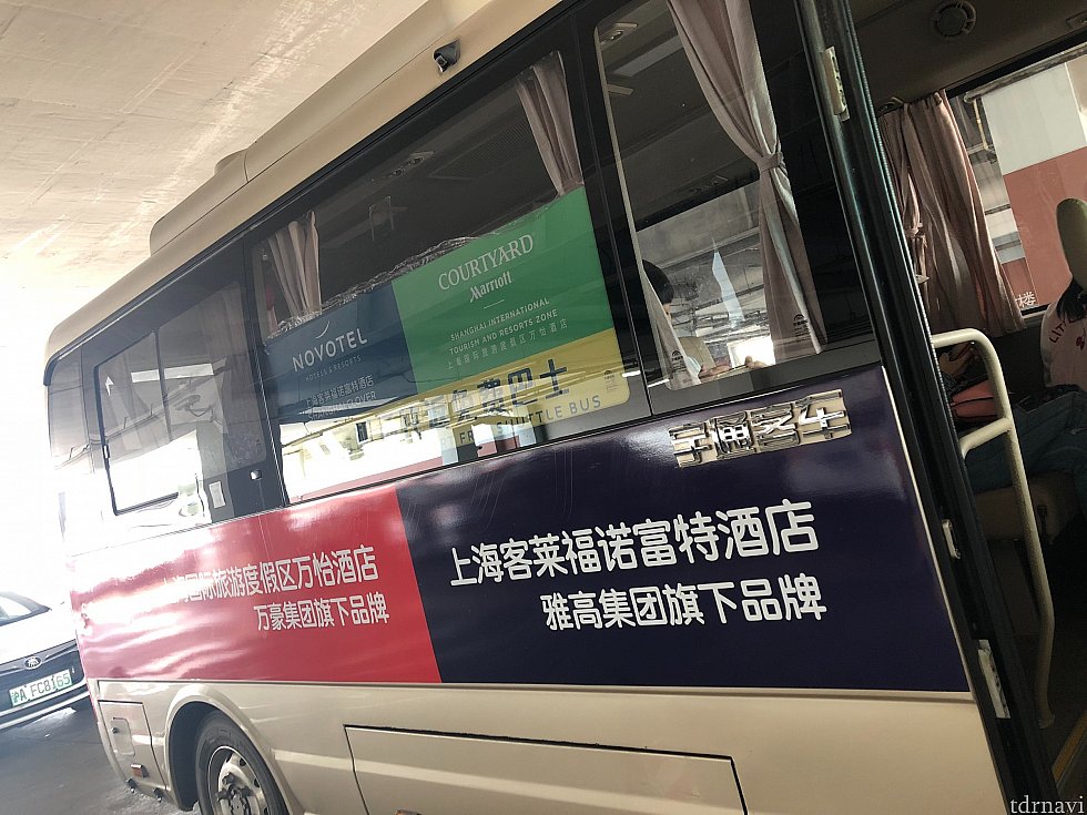 空港に迎えに来たバス。即座に出発するので余裕を持って待つのをオススメします。どのホテルに宿泊するのか尋ねられました。