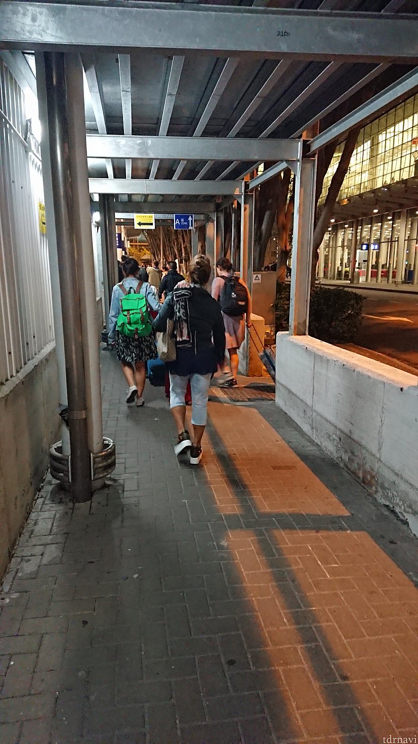 細い道を進むと…