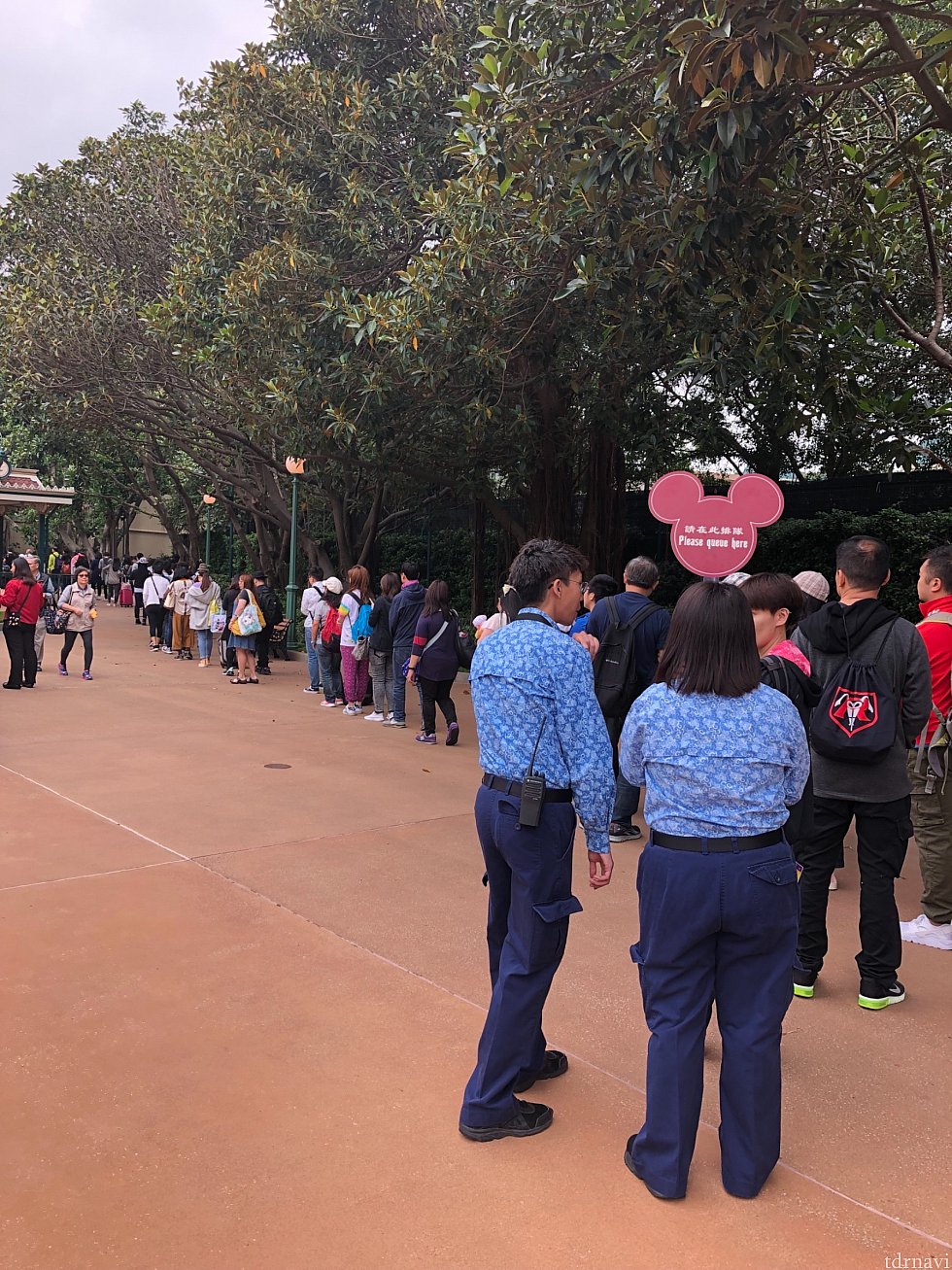 朝の入園ゲートの様子。向かって右端がピントレイベントの限定品を買う人の列になっていました。